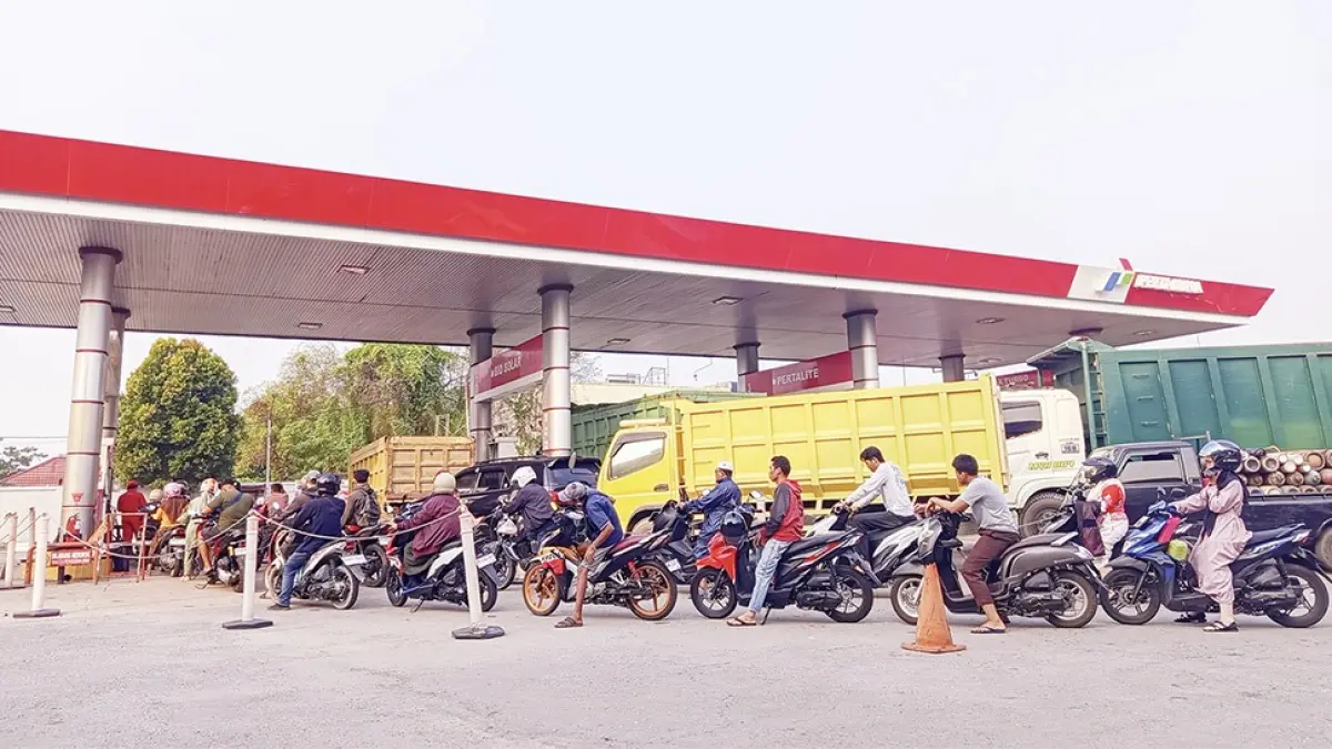 Kendaraan yang akan melakukan pengisian bahan bakar minyak bersubsidi antre di SPBU Jalan Kaharuddin Nasution, Pekanbaru, Kamis (3/9/2026). (MHD AKHWAN/RIAUPOS)