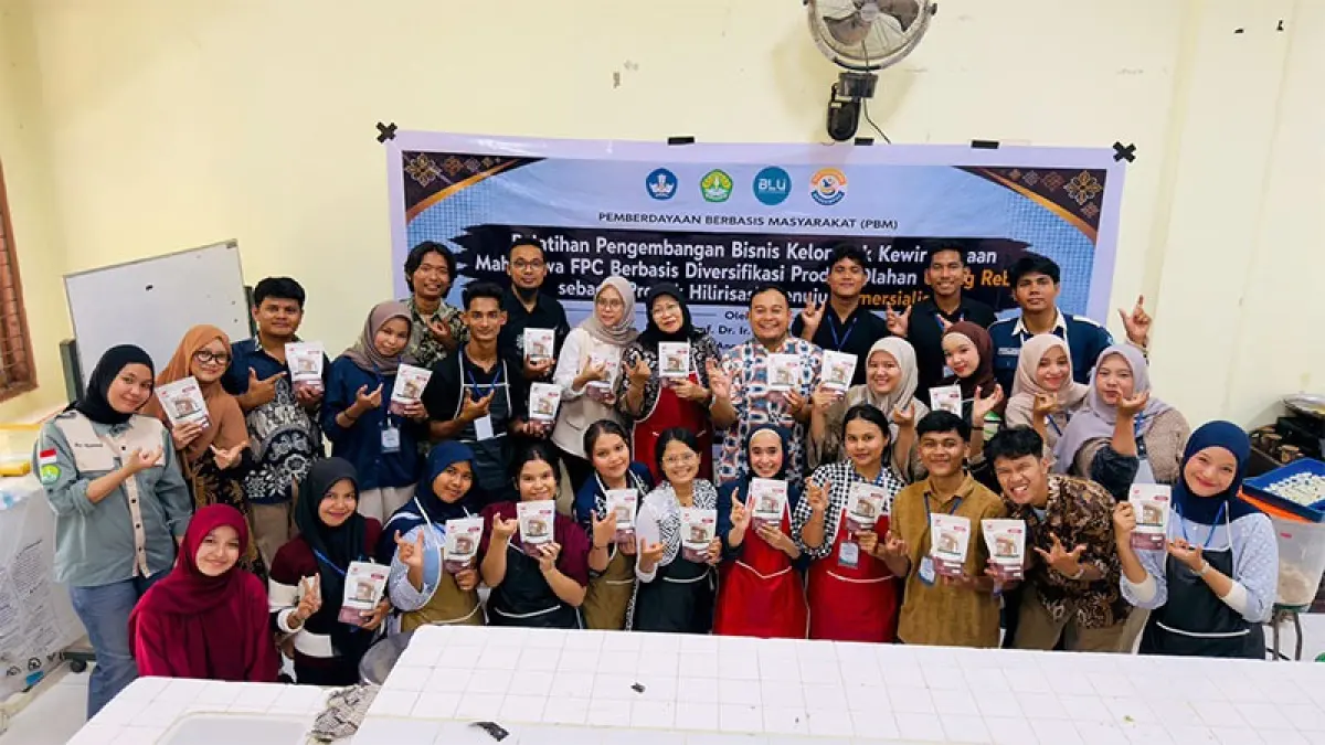 Ketua Tim Pengabdian Dosen Prof Dr Suparmi (tengah) foto bersama dosen dan mahasiswa Fakultas Perikanan dan Kelautan Unri saat melakukan PBM di Universitas Riau, Jumat (4/9/2026). Foto Istimewa