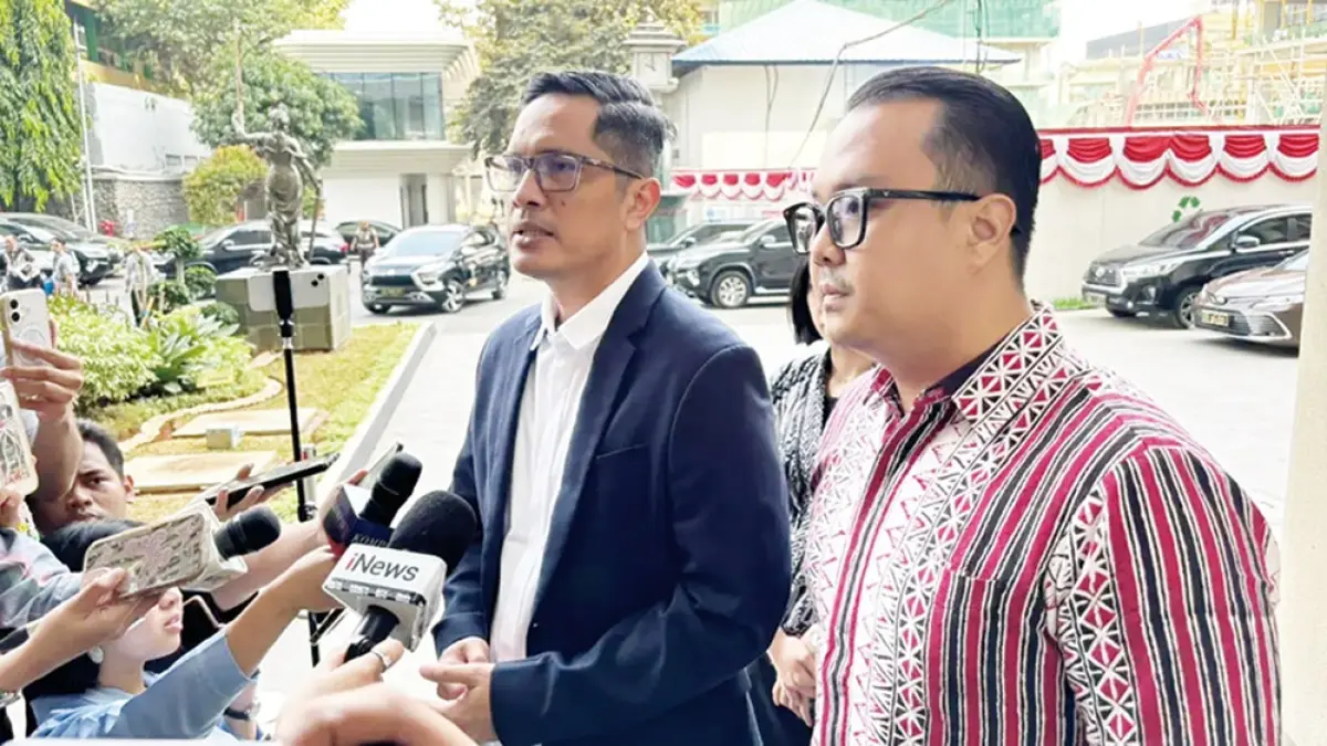 Penasihat Hukum mantan Jampidsus Febrie Adriansyah, Febri Diansyah, menyampaikan keterangan kepada awak media usai mendampingi kliennya menjalani pemeriksaan di Gedung Utama Kejagung, Jakarta, Kamis (3/9/2026). (Sahrul Yunizar/JPG)