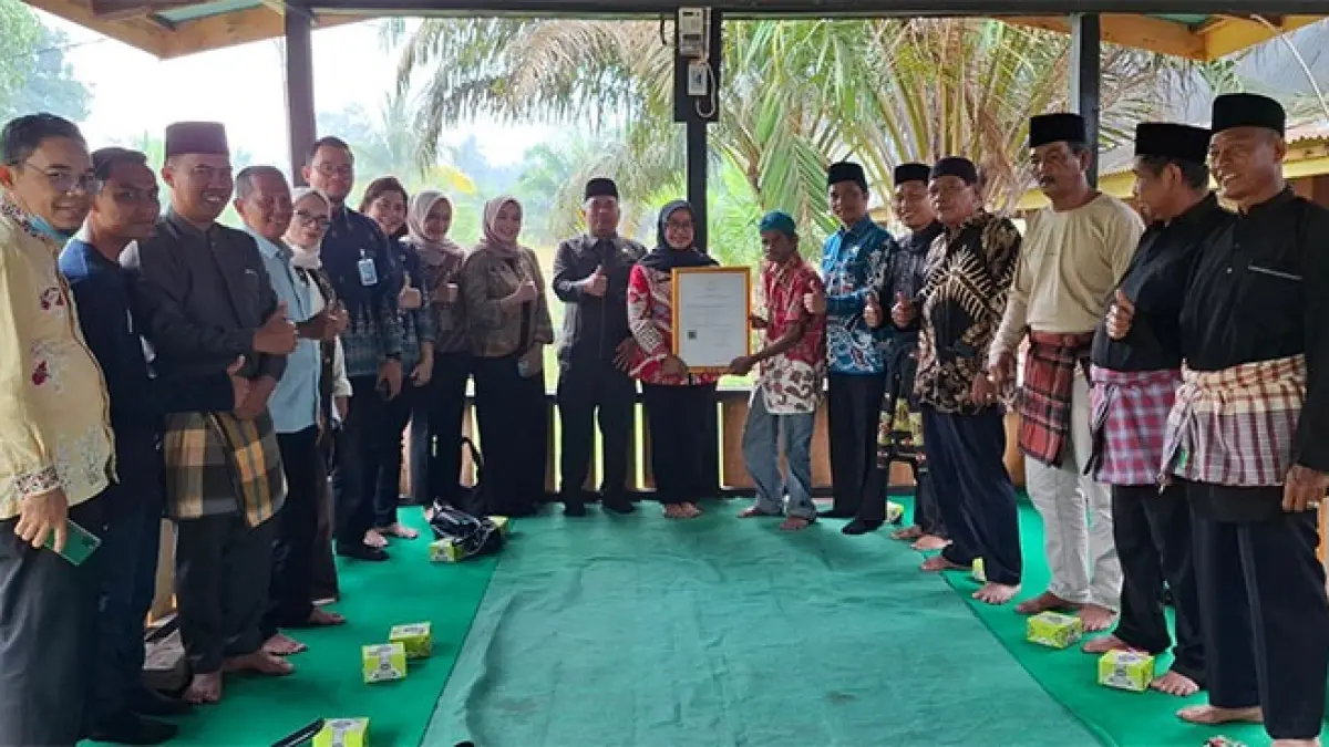 Perwakilan Kemenkum Riau, Ani Zamzani menyerahkan sertifikat KIK pada perwakilan guru Silat Pendekar Bertuah di Rumah Godang Kenegerian Sentajo Kecamatan Sentajo Raya, Kamis (3/9/2026) siang. Foto Budpar Kuansing
