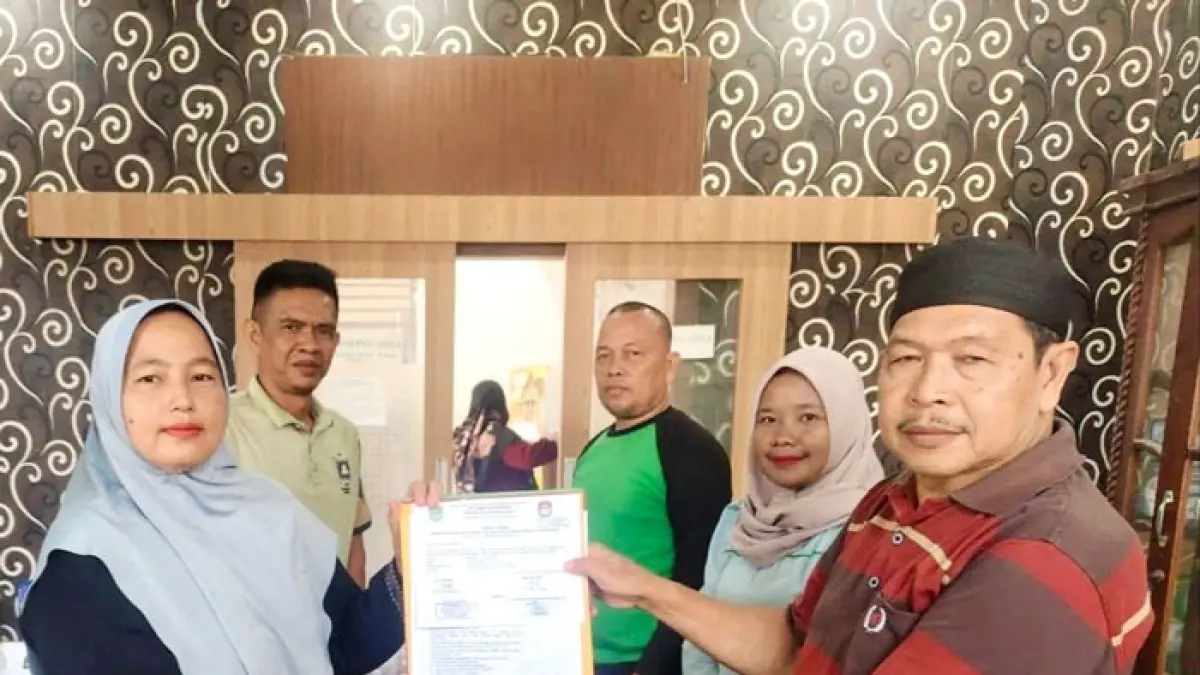 Salah seorang Balon Kades keterwakilan perempuan menyerahkan persyaratan sekaligus mendaftar ke Panitia Pilkades Rambah Tengah Hulu, Kecamatan Rambah, Kabupaten Rohul, Jumat (4/9/2026). (Panitia Pilkades Rambah Tengah Hulu untuk Riaupos.co)