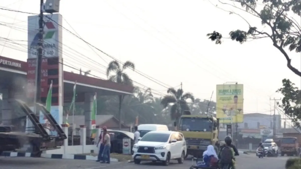 Sejumlah truk, fuso dan mobil pribadi antre hingga ke ruas jalan Tuanku Tambusai Pasirpengaraian saat mengisi BBM Subsidi Solar, Kamis (3/9/2026). (Engki Prima Putra/Riaupos.co)