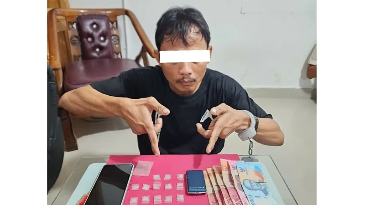 Tersangka W saat diamankan di Polsek Mandau. (Istimewa)