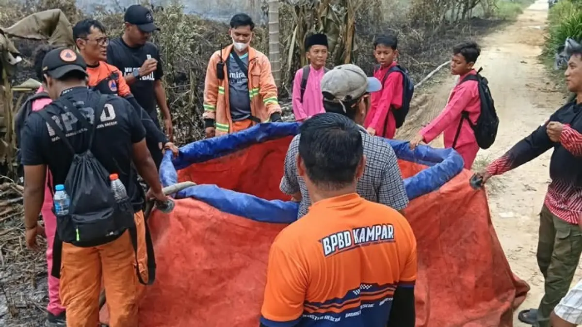 Tim TRC BPBD Kabupaten Kampar bersama satgas gabungan memadamkan kebakaran lahan  di Jalan Madura, Desa Rimbo Panjang, Kecamatan Tambang, Kabupaten Kampar, hingga Jumat (4/9/2026). (BPBD Kampar untuk Riaupos.co)