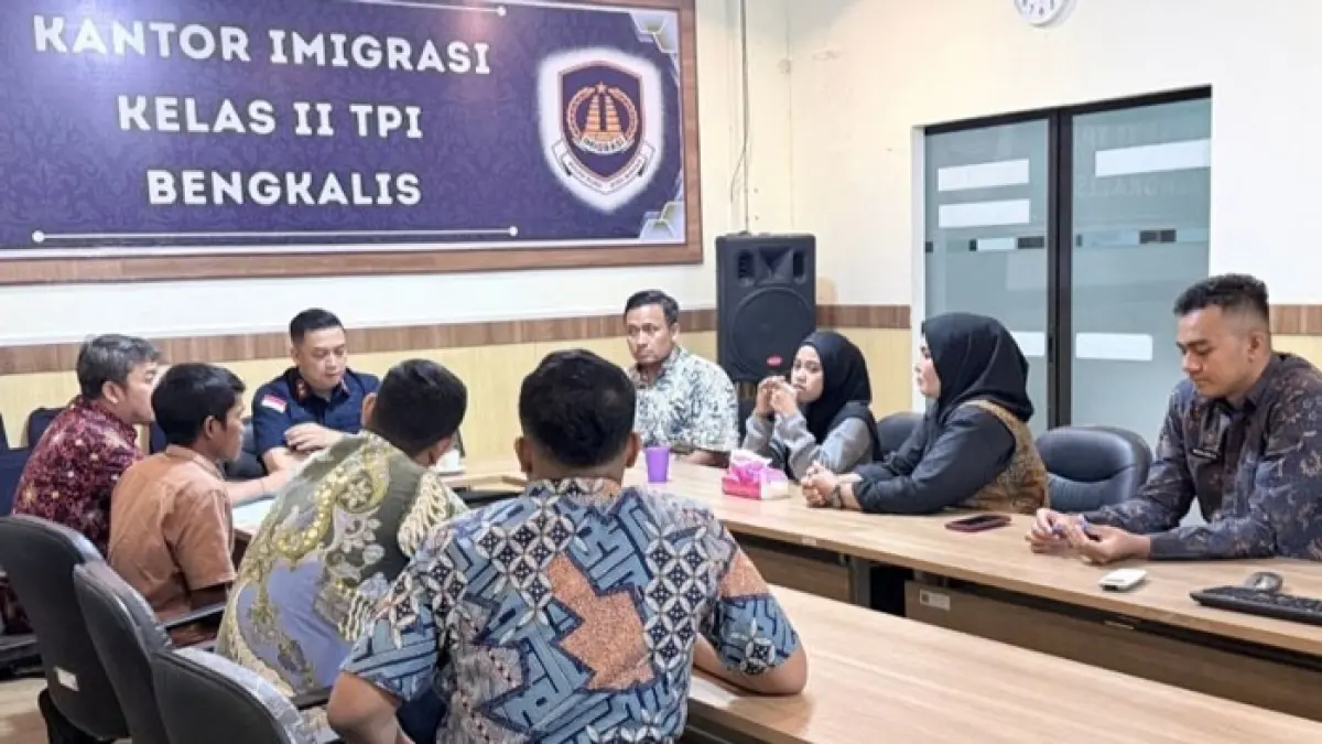 Kepala Kantor Imigrasi Bengkalis Agnes Pramudya melakukan mediasi konflik keluarga antara HY dan istrinya dan akhirnya diperbolehkan menuju Malaysia di ruang pertemuan Kantor Imigrasi Bengkalis, Jumat (4/9/2026). (Humas Imigrasi Bengkalis untuk Riaupos.co)