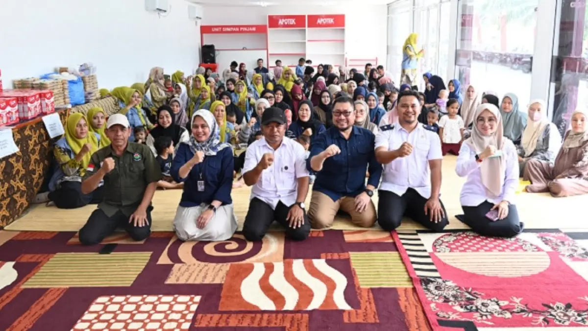Wakil Rektor Bidang Perencanaan, Kerjasama dan Sistem Informasi Unri Dr Ir Sofyan Husein Serigar Mphil foto bersama dosen Unri, pimpinan kecamatan, kepala desa,&nbsp; Kader Posyandu, bidan di desa Empat Balai, Kecamatan Kuok, Kampar, Rabu (26/8/2026). (Unri Untuk Riau Pos)