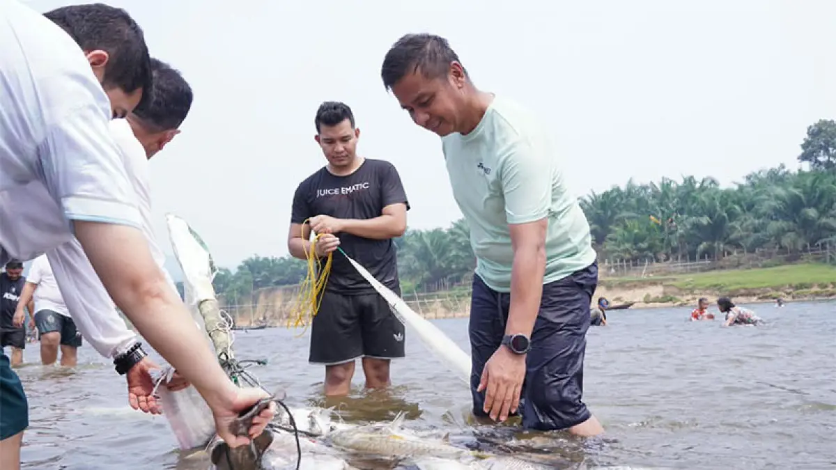 Bupati Kampar Ahmad Yuzar menghadiri acara mancokau ikan di kawasan Lubuk. Foto Diskominfo untuk Riaupos.co