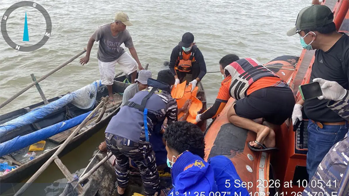 Evakuasi korban Bima Zulkarnain, ditemukan dalam kondisi meninggal dunia di perairan Desa Sialang Pasung, Sabtu (5/9/2026) sekitar pukul 10.00 WIB oleh petugas SAR gabungan. (Istimewa)