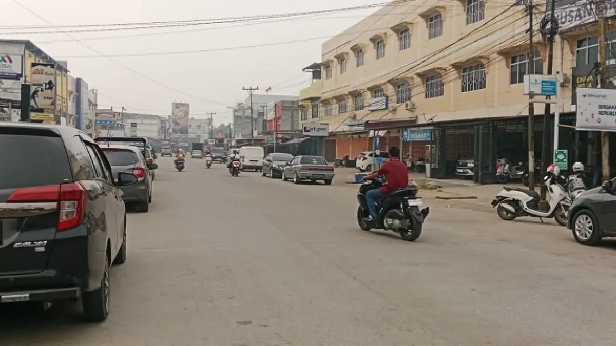 Kabut asap masih terlihat di wilayah Telukkuantan Kecamatan Kuantan Tengah, Sabtu (5/9/2026). (Desriani Candra/Riaupos.co)