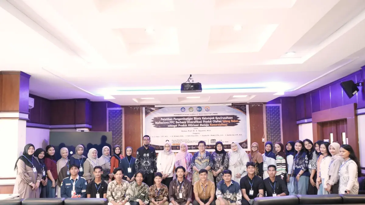 Ketua Tim Pengabdian Dosen Prof Dr Suparmi foto bersama anggota pengabdian dosen dan mahasiswa Fakultas Perikanan dan Kelautan Universitas Riau saat melakukan pemberdayaan berbasis masyarakat di Universitas Riau, Jumat (4/9/2026).
