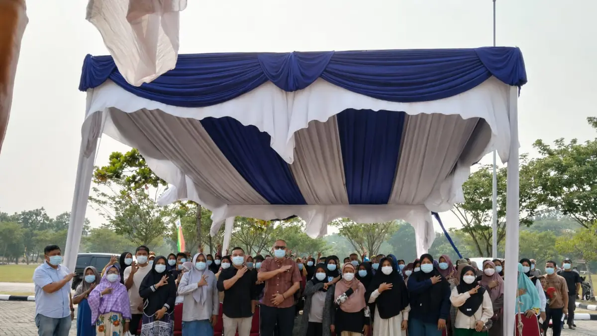 Manajemen PTPN IV Regional III foto bersama warga usai menyerahkan bantuan sembako akibat terdampak asap karhutla, beberapa waktu lalu. Humas PTPN IV Regional III untuk riau pos