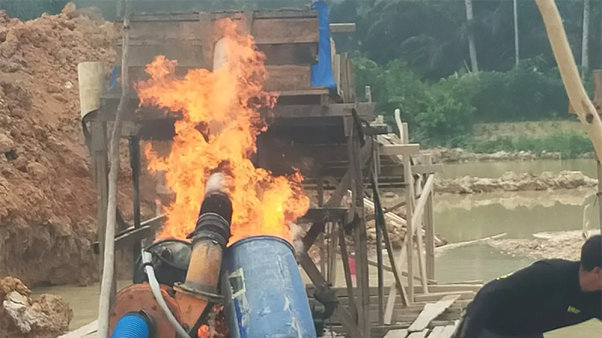 Personel Polsek Kuantan Tengah membakar dua rakit PETI yang ditemukan di Desa Muaro Sentajo Kecamatan Sentajo Raya, Sabtu (5/9/2026). Foto Polsek Kuantan Tengah