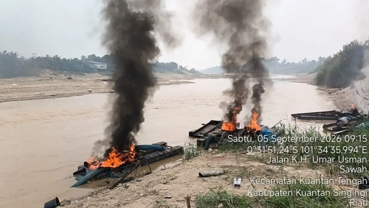 Personel Polsek Kuantan Tengah menemukan rakit Stingkai di sungai Kuantan, Kecamatan Kuantan Tengah yang di tinggal pergi pelaku, Sabtu (5/9/2026). (Polsek Kuantan Tengah)