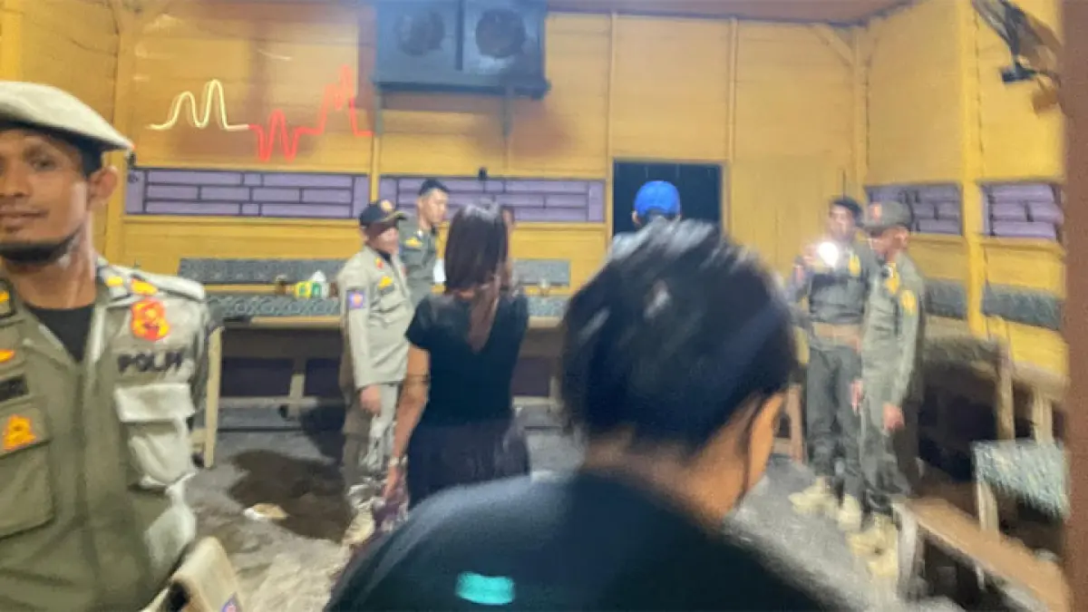 Personel Satpol PP-PKP Kuansing melakukan razia Pekat di sebuah warung remang-remang di Desa Sumber Datar Kecamatan Singingi, Jumat (4/9/2026). Foto Satpol PP-PKP Kuansing