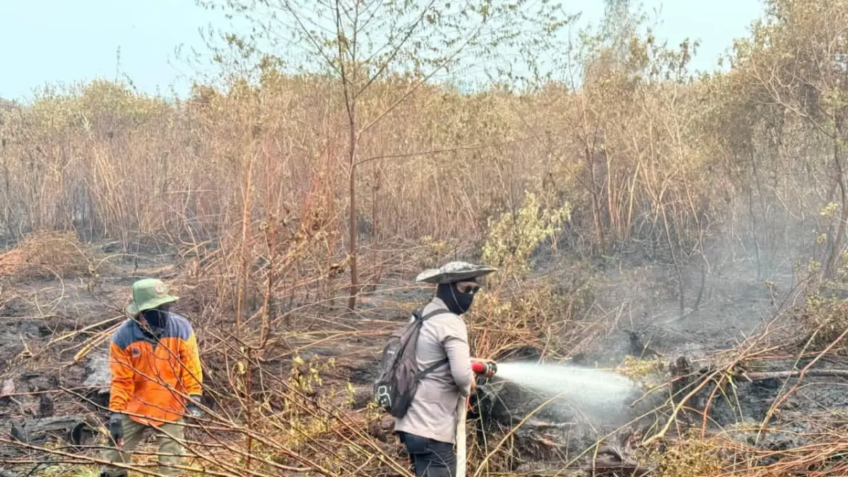 Petugas BPBD dan Polres Pelalawan saat berusaha memadamkan api yang membakar lahan di Desa Rantau Baru, Kecamatan Pangkalankerinci, Jumat (4/9/2026). MUHAMMAD AMIN AMRAN/RIAU POS