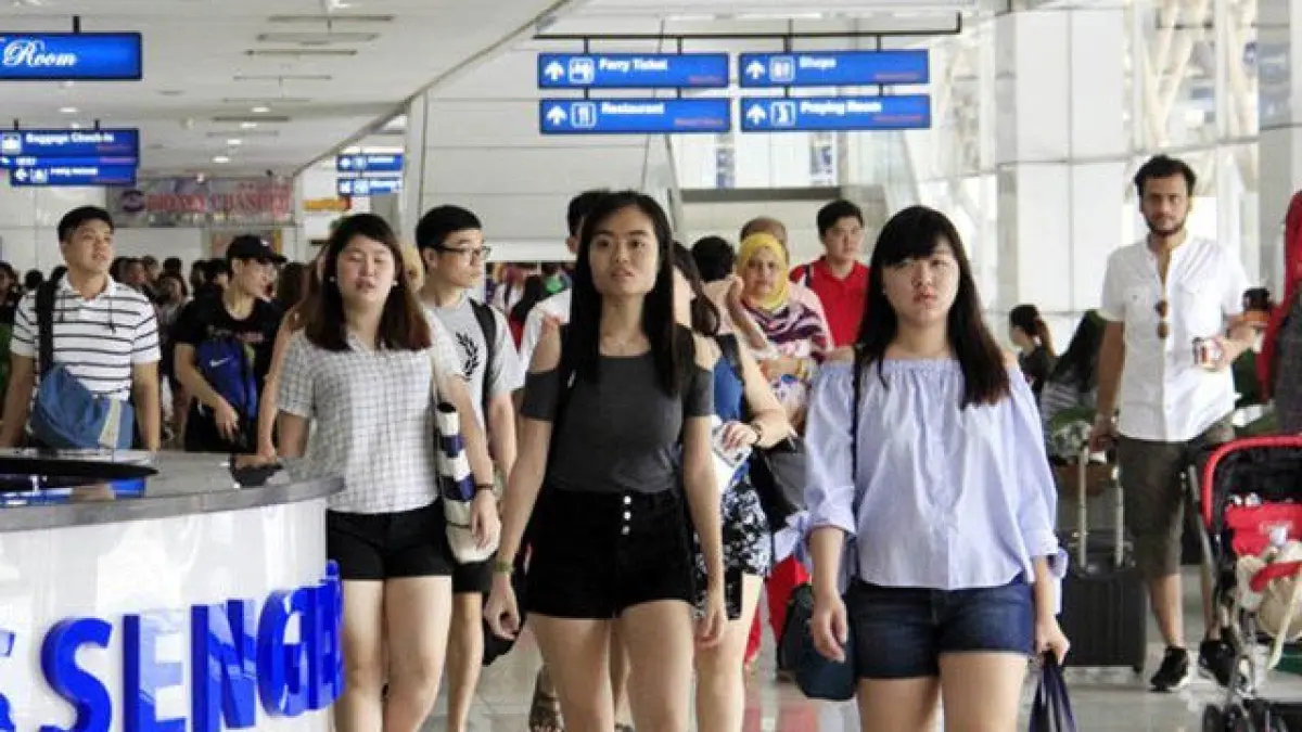 Turis dari negara tetangga ketika berliburan ke Indonesia melalui Batam. (Dok JawaPos.com)