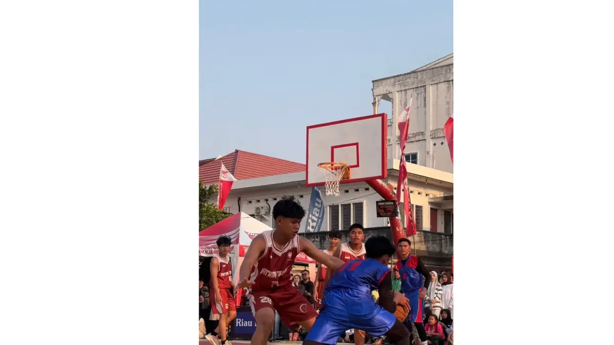 Pemain basket putra SMK Patria Dharma (merah) mengadang pergerakan pemain basket MAN 1 Tebingtinggi (biru) dalam semifinal Riau Pos-HSBL 2026  Selatpanjang Series, Jumat (4/9/2026). Tim basket putra SMK Patria Dharma menang dan melaju ke final. tim eo riau pos