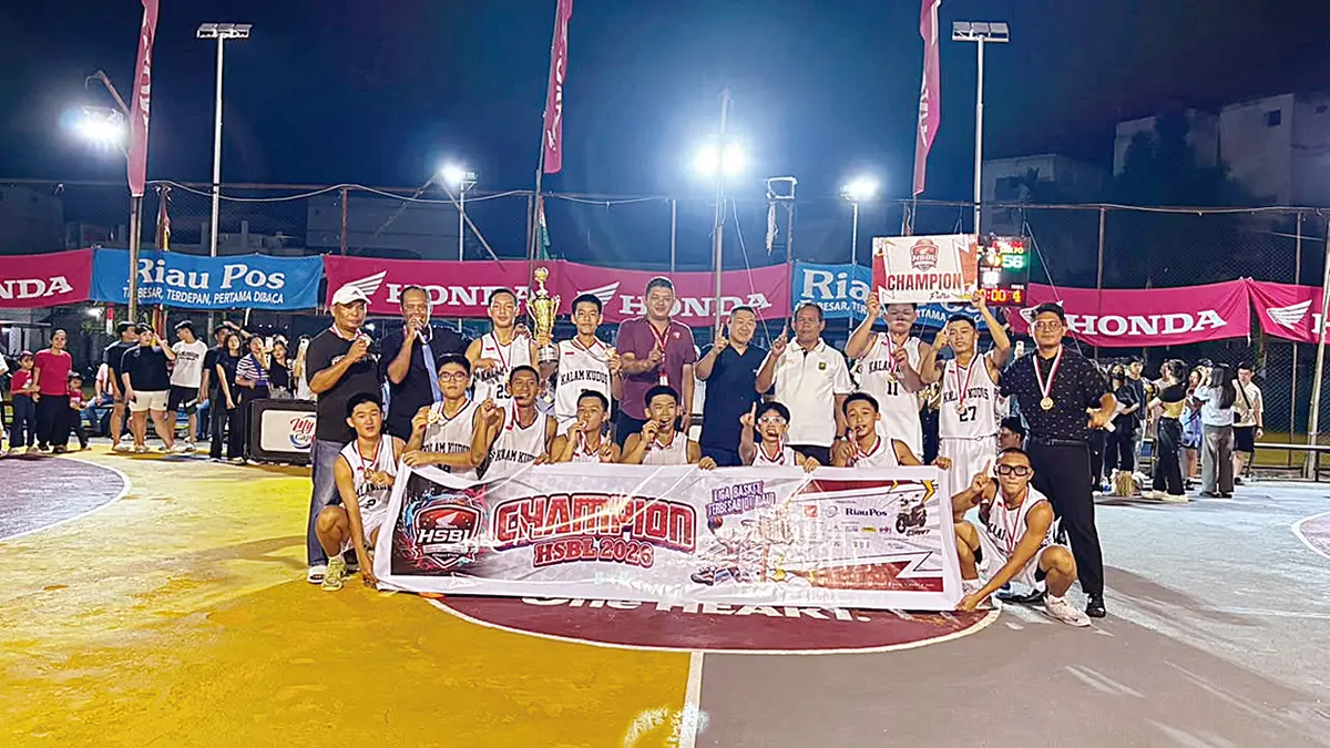 Tim putra SMA Kalam Kudus Selatpanjang foto bersama usai meraih gelar champion putra Riau Pos-Honda Student Basketball League (HSBL) 2026 Selatpanjang Series di Lapangan Basket Kartika, Selatpanjang. Turut hadir Promotion Section Head PT Capella Dinamik Nusantara Haryanto Budhiman (lima kanan), Ketua Perbasi Kepulauan Meranti Jumadi (empat kanan), dan pimpinan Capella Honda Selatpanjang Hery (lima kiri) usai partai final, Sabtu (5/9/2026). (Wira Saputra/Riau Pos)