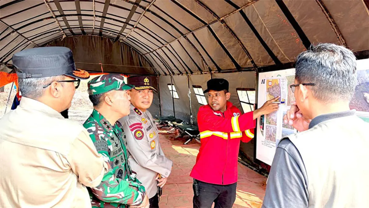Kepala Manggala Agni Daops Sumatera VI/Siak Ihsan Abdillah memberikan penjelasan kepada Kapolda Riau Irjen Herry Heryawan dan Pangdam XIX/Tuanku Tambusai Mayjen Agus Hadi Waluyo saat meninjau kebakaran lahan di Dayun, Siak, Sabtu (5/9/2026). Foto Istimewa