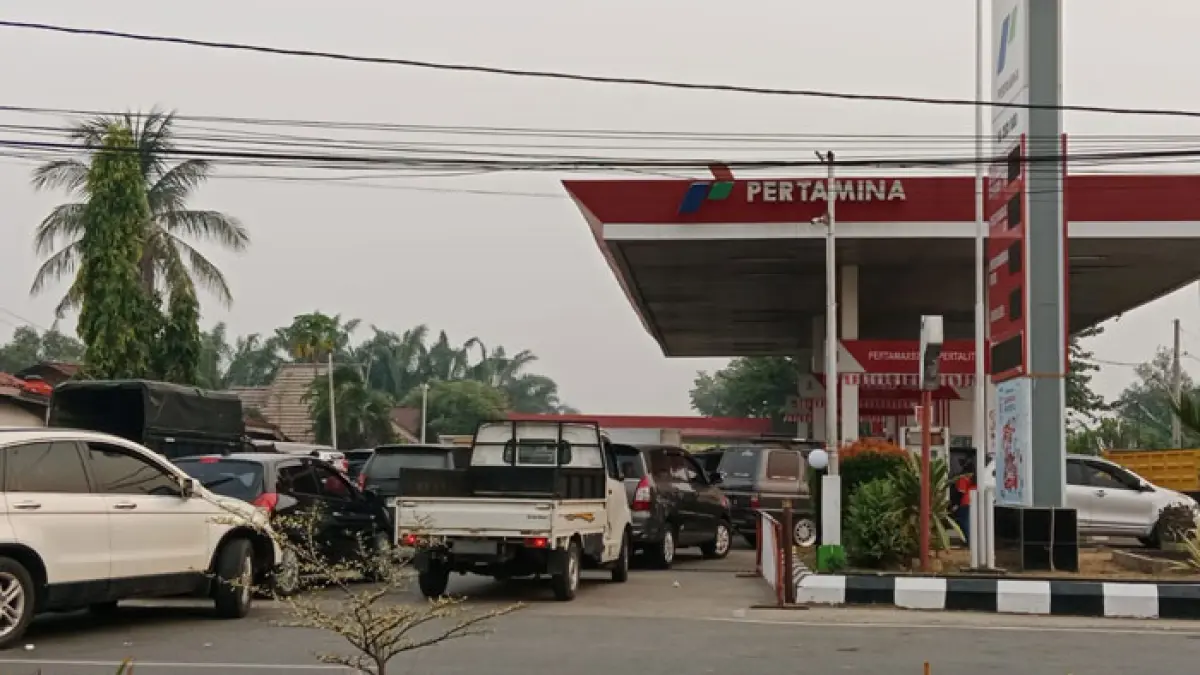 Antrean kendaraan di SPBU Sungai Jering Kecamatan Kuantan Tengah, Ahad (6/9/2026) sore mengular lagi. (Desriandi Cavdra/Riaupos.co)