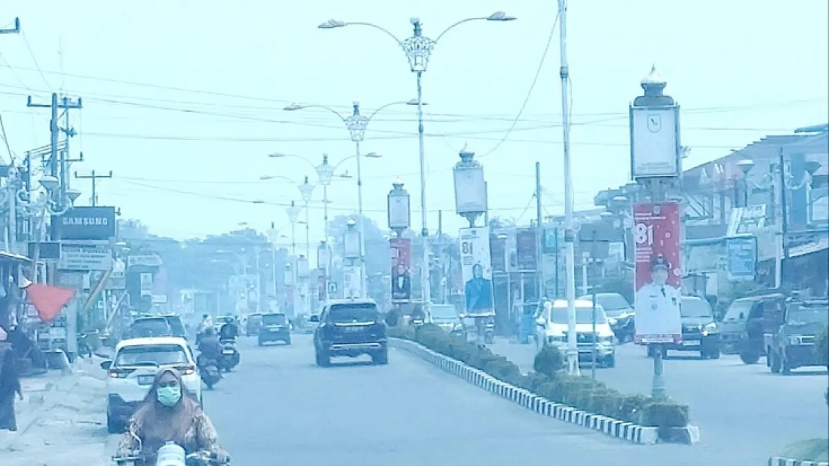 Kabut asap tebal kembali menyelimuti Kabupaten Rohul. Jarak pandang dari kejauhan tepatnya di Jalan Tuanku Tambusai Pasirpengaraian, Kecamatan Rambah mulai mengganggu, Ahad (6/9/2026) siang. (Engki Prima Putra/Riaupos.co)