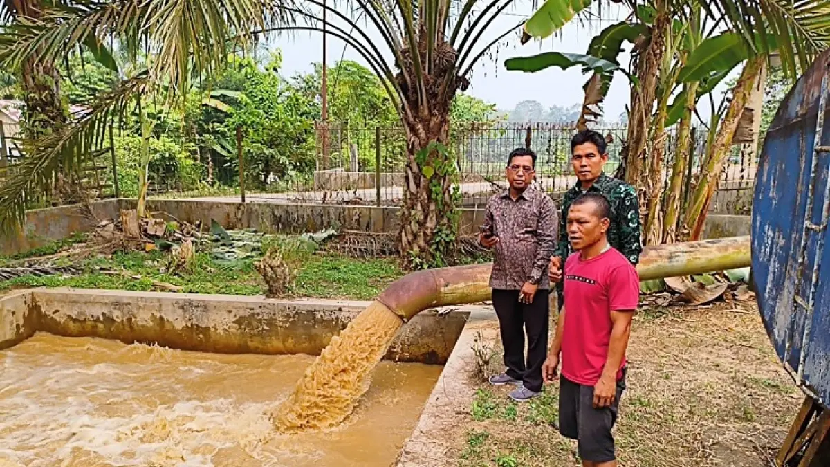 Petugas Dinas TPHKP Kuansing melakukan pengisian air di sarana irigasi Kecamatan Cerenti, Kami (3/9/2026) kemaren. (DINAS TPHKP KUANSING)