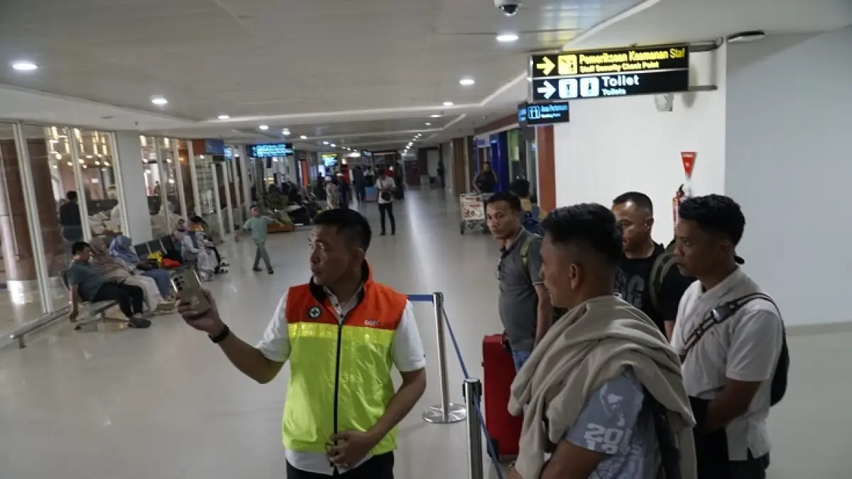 PGS General Manager Bandara Internasional Sultan Syarif Kasim II Imamura Ginting (Kiri) saat memberikan informasi penerbangan di Bandara SSK II,Pekanbaru, Ahad (6/9/2026). (MHD AKHWAN/RIAUPOS)