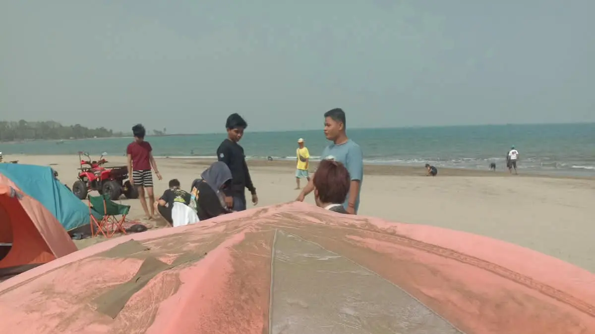 Sebaran abu vulkanik Gunung Anak Krakatau terpantau di wilayah Kecamatan Anyer, Kabupaten Serang, Banten, Sabtu (5/9/2026).(BPBD SERANG/BNPB)