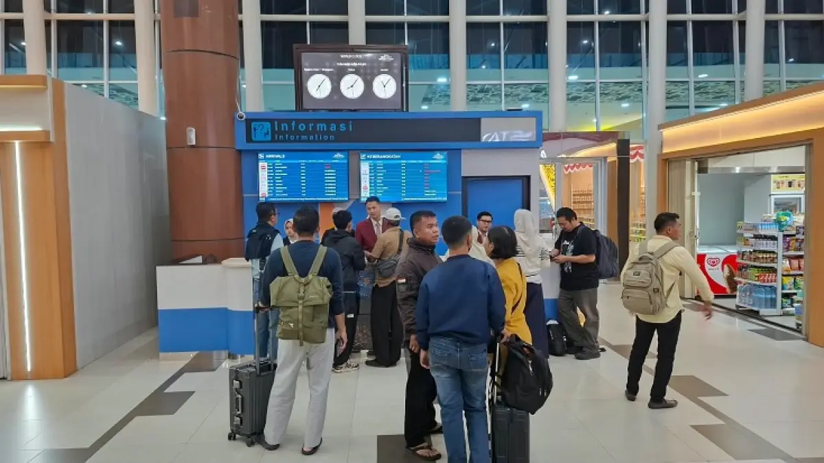 Suasana di Bandara Internasional Sultan Syarif Kasim II Pekanbaru, di mana terdapat pembatalan keberangkatan dampak erupsi Gunung Anak Karkatau, Ahad (6/9/2026).. (Istimewa)