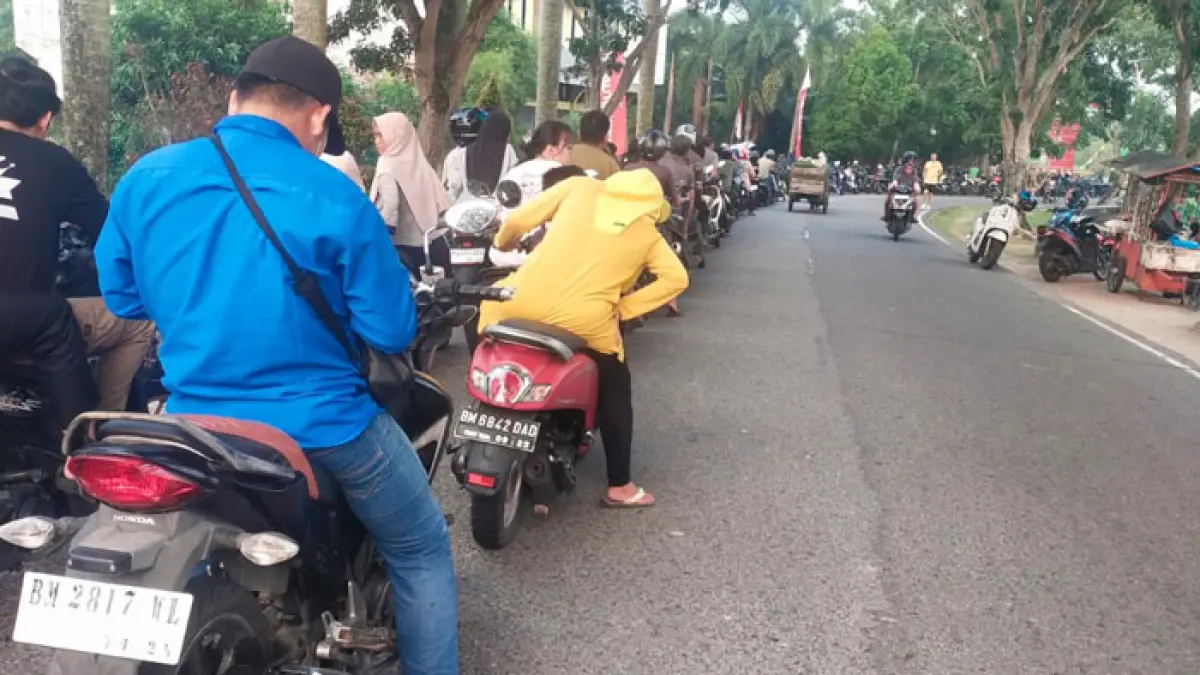 Terlihat antrean panjang kendaraan bermotor di dua SPBU Jalan Bantan dan Jalan Lembata Kecamatan Bengkalis, Ahad (6/9/2026). (Istimewa)