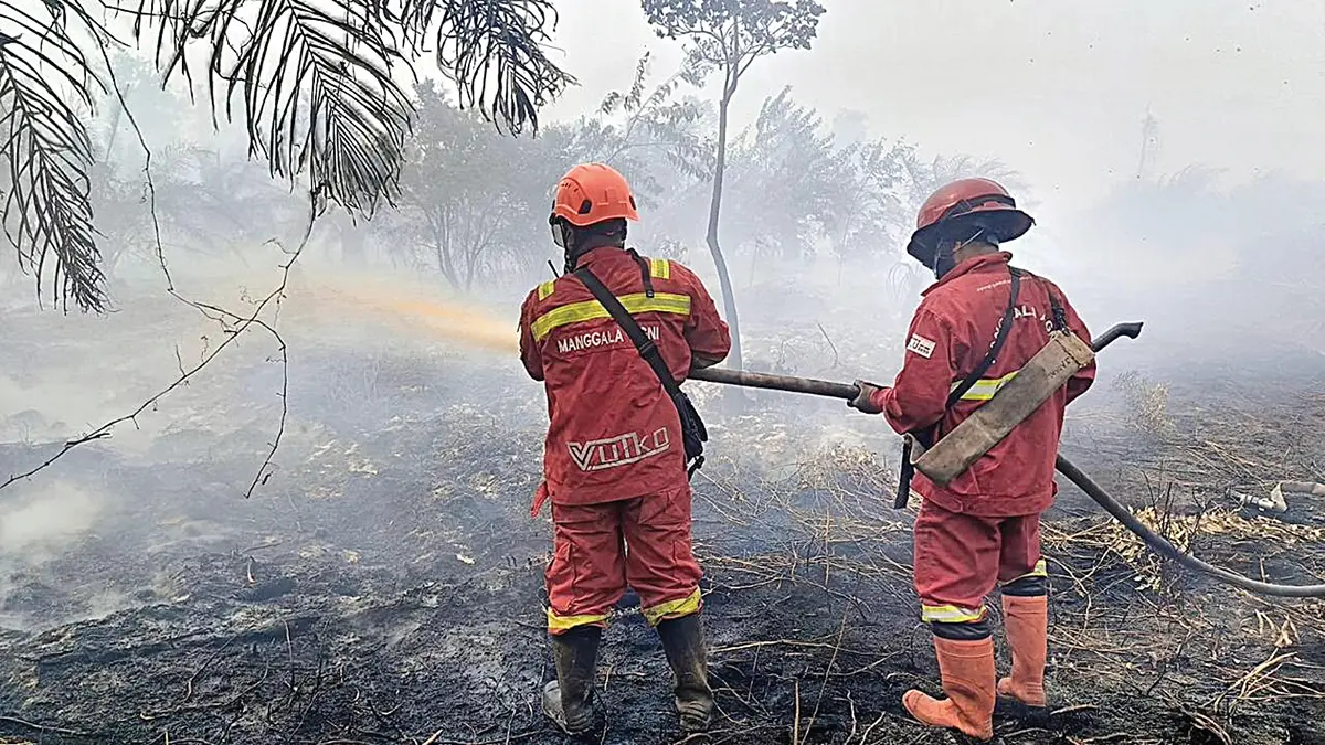 Tim Manggala Agni Siak melakukan pemadaman karhutla di Desa Dayun, Kecamatan Dayun, Kabupaten Siak, Sabtu (5/9/2026). (Manggala Agni untuk Riau Pos)