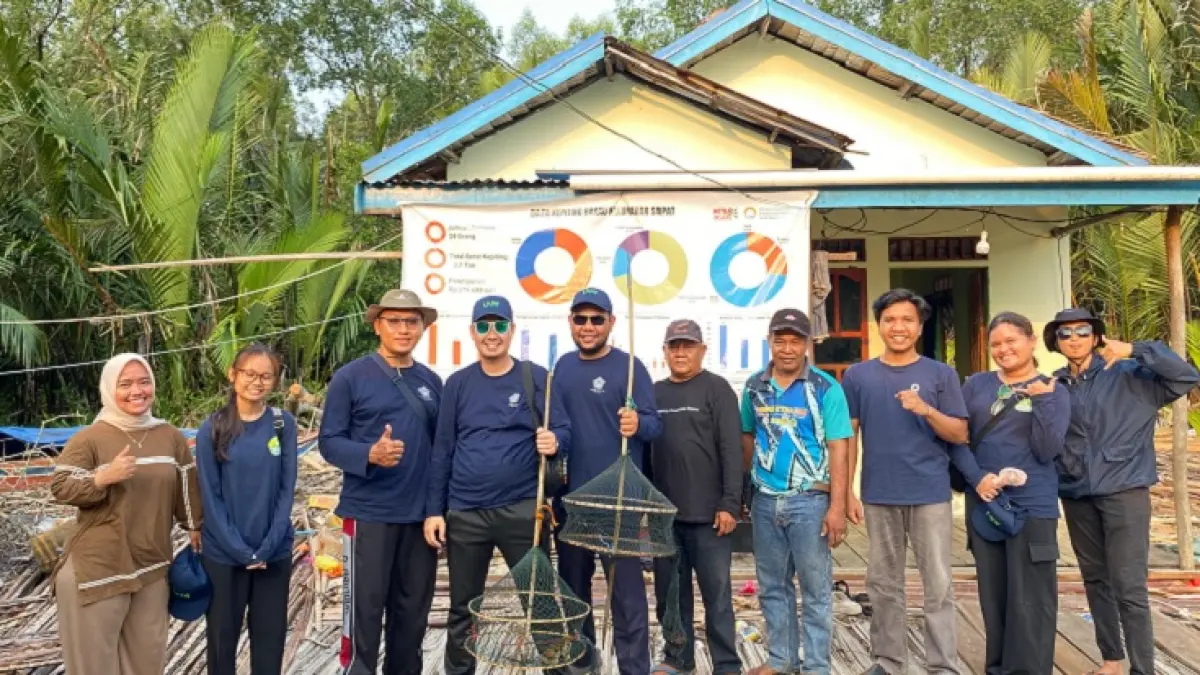Tim pengabdian kepada masyarakat dosen Unri foto bersama usai pengabdian di Desa Sapat, Kabupaten Indragiri Hilir, belum lama ini. (Unri untuk Riau Pos)