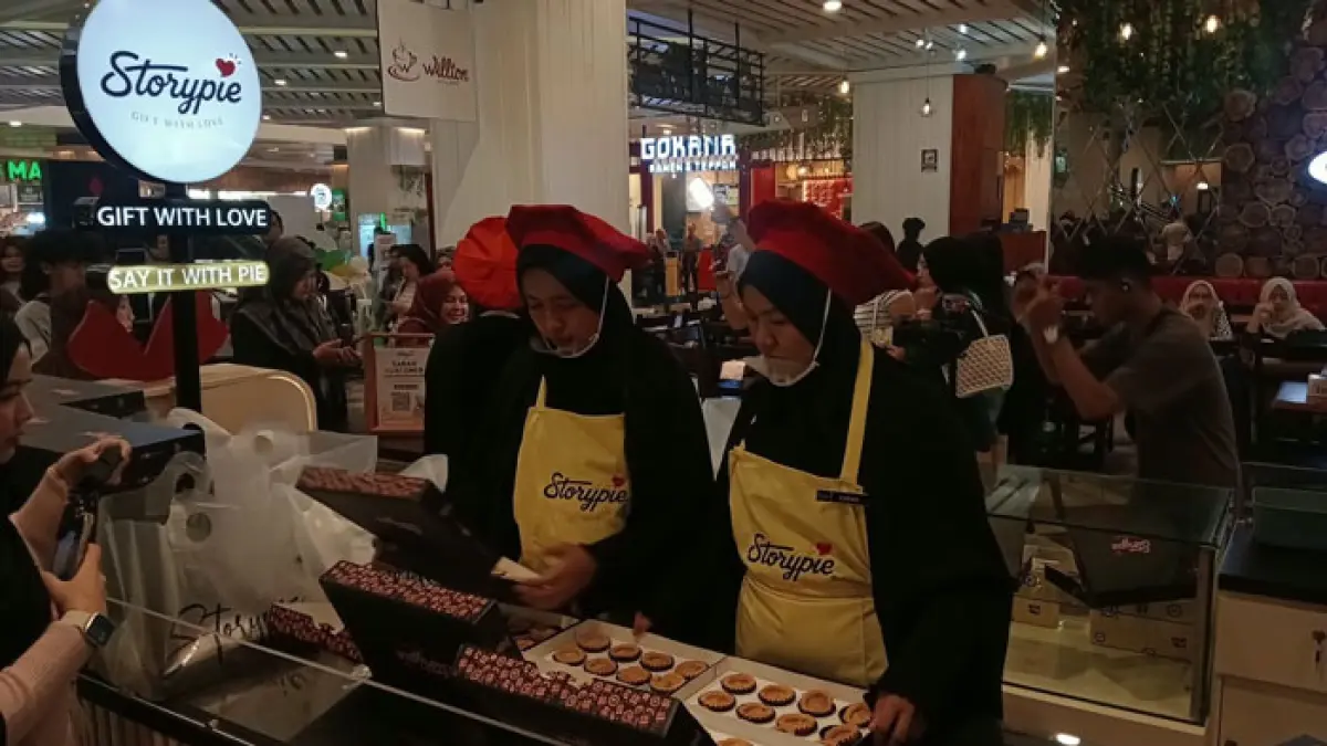 Tim produksi Storypie menyiapkan pie premium khusus diberikan kepada 100 orang pengunjung Mal Living World Pekanbaru, Sabtu (5/9/2026). (Prapti Dwi Lestari/Riaupos.co)