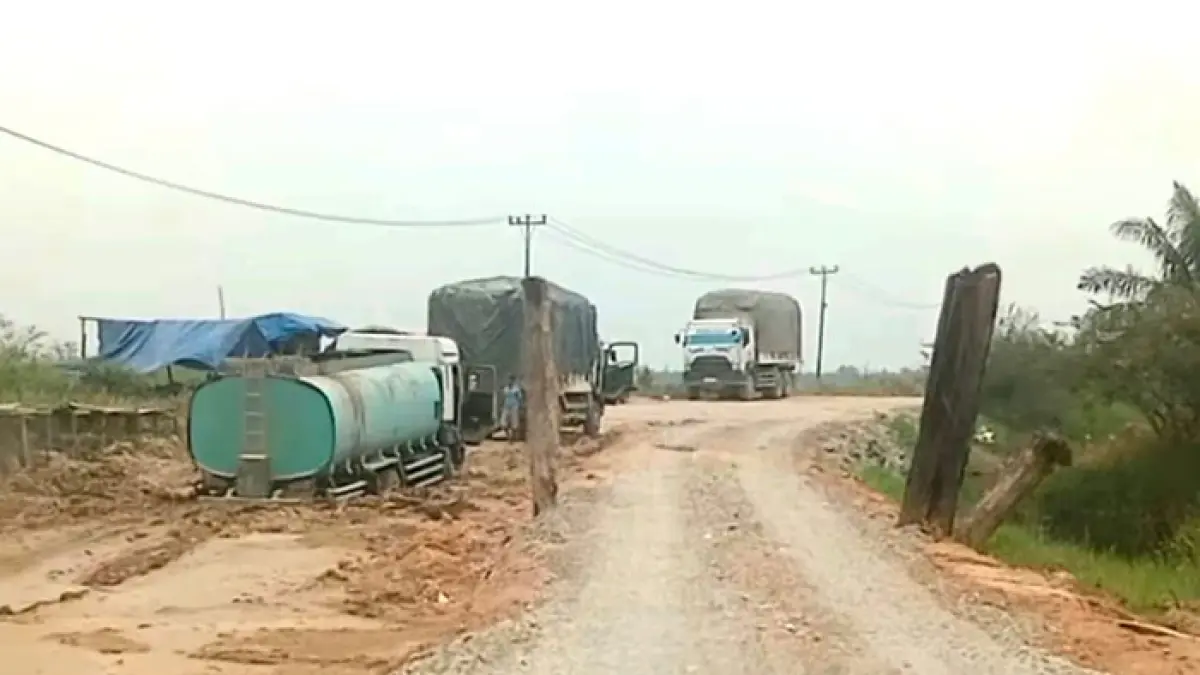 Truk CPO terpuruk di kubangan lumpur di ruas jalan Sontang-Duri yang mengalami kerusakan kembali paska hujan beberapa pekan lalu, Ahad (6/9/2026). (Warga Sontang untuk Riaupos.co)