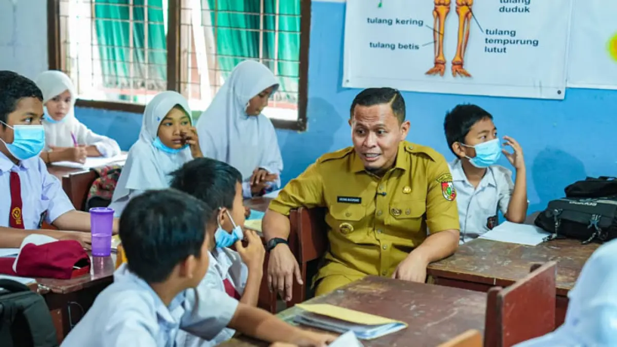 Wako Pekanbaru Agung Nugroho saat mengecek kegiatan belajar mengajar di sekolah baru-baru ini (Istimewa)