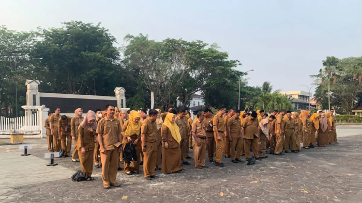 Sejumlah ASN mengikuti apel gabungan di lapangan upacara kantor Bupati Inhil, Senin (7/9/2026). Pemkab Inhil mengingatkan aparatur meningkatkan kewaspadaan terhadap karhutla sekaligus memperkuat disiplin dalam menjalankan tugas dan pelayanan kepada masyarakat. (Istimewa)
