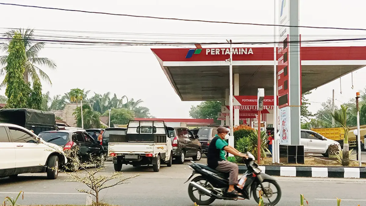 Antrean kendaraan yang akan mengisi solar terlihat masih terjadi di SPBU Sungai Jering, Kecamatan Kuantan Tengah, Kabupaten Kuantan Singingi, Ahad (6/9/2026).(Desriandi CANDRA/RIAU POS)