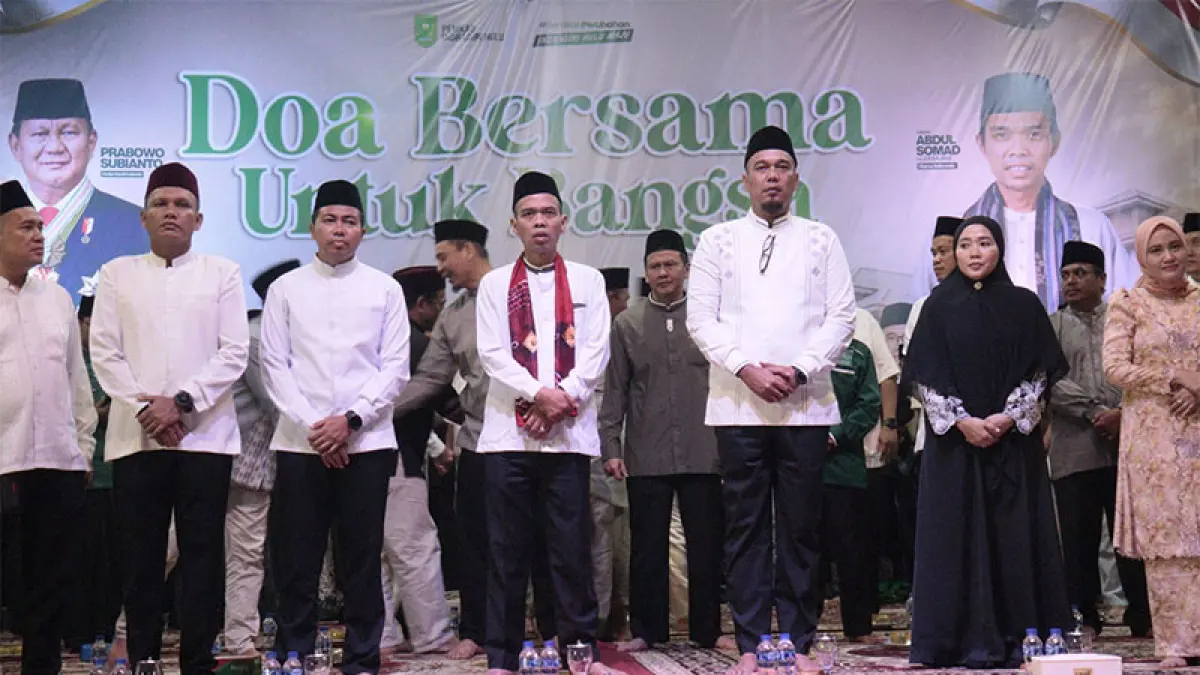 Bupati Inhu Ade Agus Hartanto didampingi Forkopimda foto bersama dengan Ustaz H Abdul Somad pada peringatan Maulid Nabi Muhammad SAW dan doa bersama, Ahad (6/9/2026). Foto : Diskominfotik Inhu 
