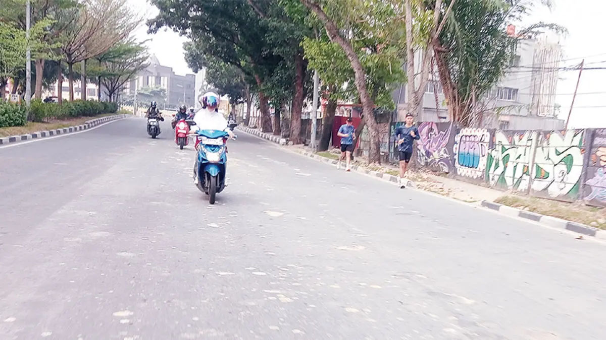 CECERAN TANAH: Pengendara motor melintas di antara ceceran sisa tanah timbun di Jalan Jenderal Sudirman, Ahad (6/9/2026). (Prapti Dwi Lestari/riau pos)
