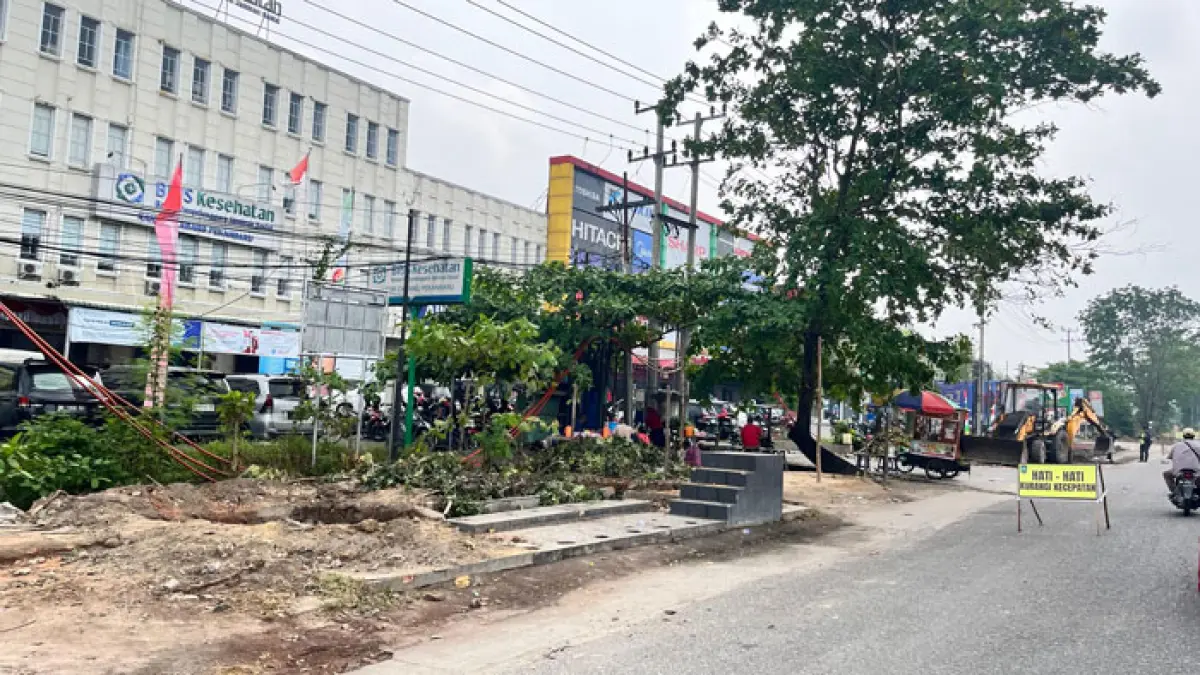Dinas PUPR Riau mulai melakukan pelebaran di Jalan Tuanku Tambusai untuk mengurai kemacetan. (Soleh Saputra/Riaupos.co)