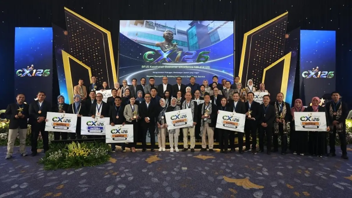 Jajaran Direksi BPJS Kesehatan foto bersama para kepala cabang saat implementasi customer excellence di 126 Kantor Cabang BPJS Kesehatan, Senin (7/9/2026). (Istimewa)