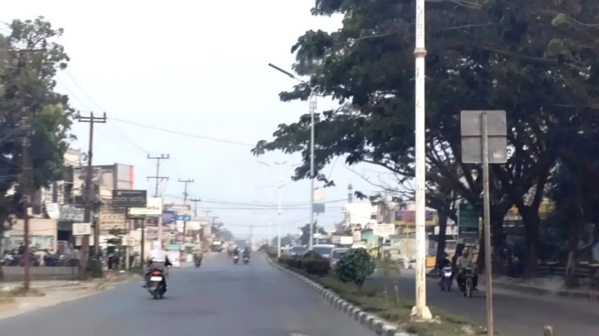 Kabut asap tebal kembali terlihat dari kejauhan terutama di ruas jalan Sudirman, Kelurahan Ujung Batu, Kecamatan Ujung Batu, Rohul, Senin (7/9/2026) petang. (Engki Prima Putra/Riaupos.co)