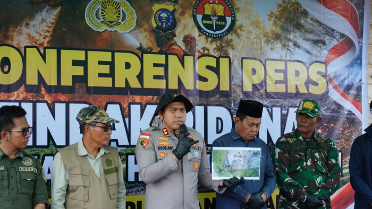 Kapolres Kepulauan Meranti Gede Putu menggelar konferensi pers pengungkapan kasus dugaan tindak pidana kebakaran hutan dan lahan (karhutla) di Desa Gemala Sari, Kecamatan Rangsang, Ahad (6/9/2026. (Istimewa)