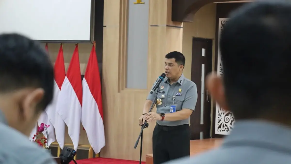 Kepala Kanwil Kemenkum Riau Rudy Hendra Pakpahan memberikan arahan usai menyerahkan penghargaan kepada pegawai teladannya pada Senin (7/9/2026). (Humas Kanwil Kemenkum Riau)