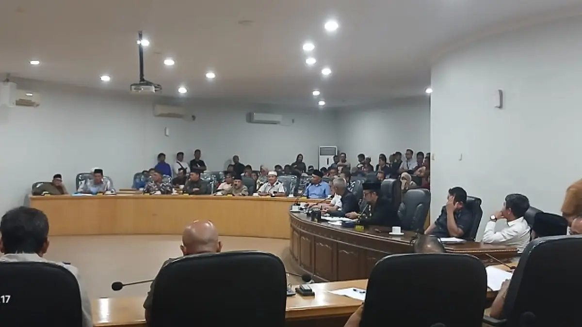 Komisi I DPRD Kabupaten Kampar menggelar rapat dengan pendapat terkait persoalan pengelolaan kebun sawit di Desa Padang Mutung, Kecamatan Kampar, Senin (7/9/2026)., (Istimewa)
