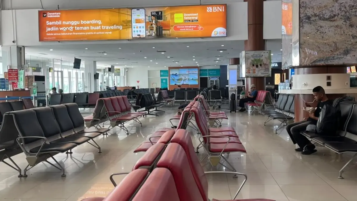Kondisi ruang runggu Bandara SSK II Pekanbaru tampak lengang, Senin (7/9/2026. (Siti Azura/Riaupos.co)