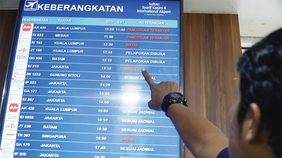  Para penumpang yang telantar menunggu pengajuan pengembalian dana setelah penerbangan mereka dibatalkan akibat letusan Gunung Anak Krakatau di Bandara Soekarno-Hatta, Tangerang, Ahad (6/9/2026).(ABIMANYU/AFP)