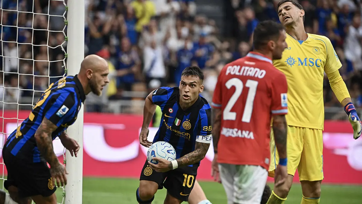 Penyerang Inter Milan  Lautaro Martinez (dua kiri) merayakan gol pertama timnya dalam pertandingan Serie A Italia antara Inter Milan melawan Napoli di Stadion San Siro, Milan, Ahad (6/9/2026).  (Isabella BONOTTO/AFP)