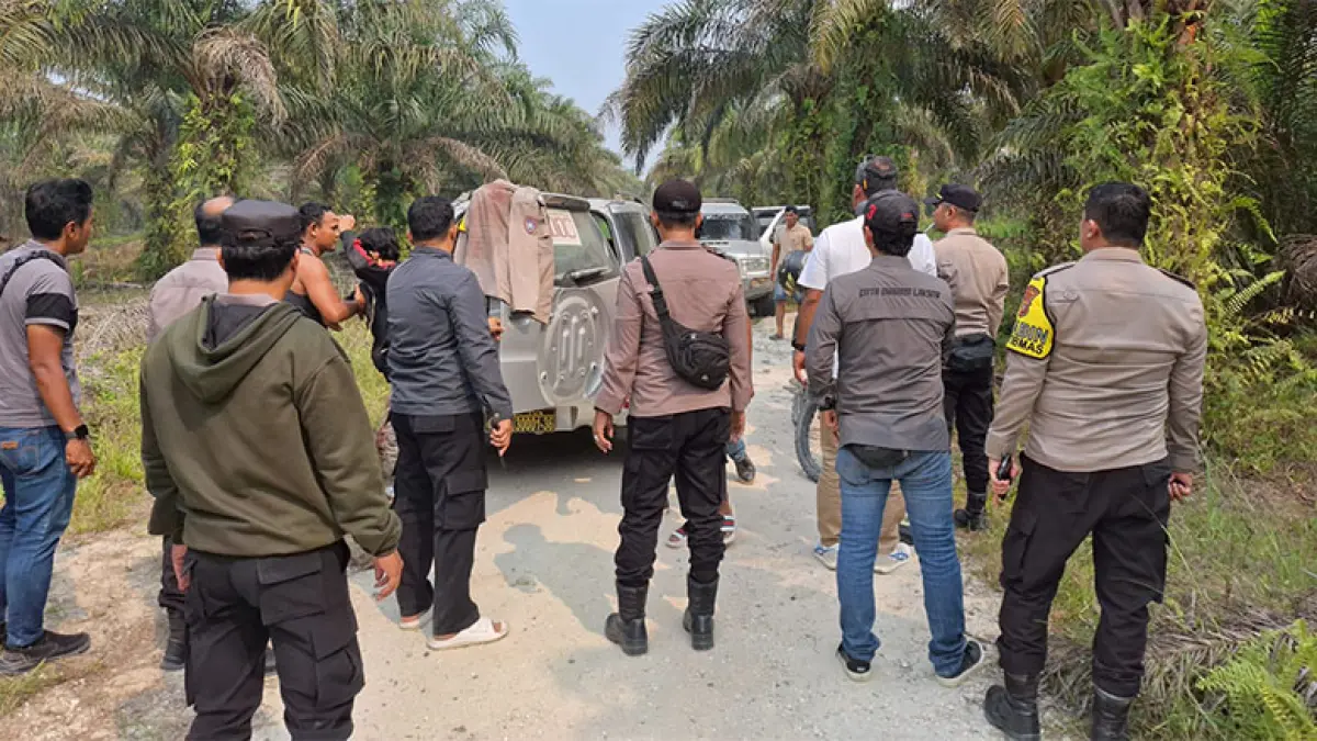 Personel Polres Kuansing melakukan pengamanan di areal bentrokan dua kubu Desa Muara Langsat, Kecamatan Sentajo Raya, Ahad (6/9/2026) sore. Foto Polres Kuansing
