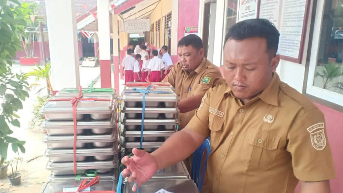 Petugas penerima MBG disalah satu sekolah yang sebelumnya menolak menu yang dikasi SPPG, Senin (7/9/2026). (Korwil Pendidikan Rengat Barat untuk Riaupos.co)